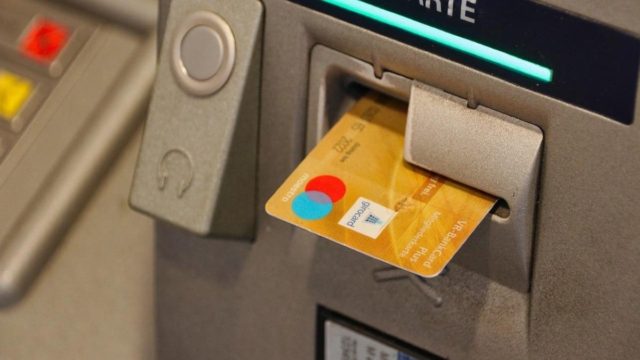 Οικονομικό «βάλσαμο» στα ΑΤΜ – Επίδομα €557 για 25 επαγγέλματα