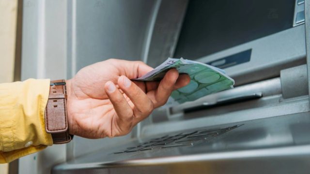 Καταφθάνει στα ΑΤΜ διπλό επίδομα 1.050 ευρώ – Χιλιάδες οι δικαιούχοι