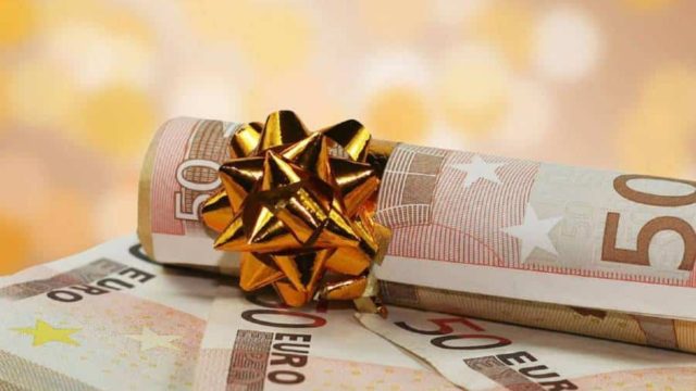 «Έσκασαν» τα ευχάριστα: Διπλός «μποναμάς» εν όψει Χριστουγέννων – Ποιοι οι κερδισμένοι