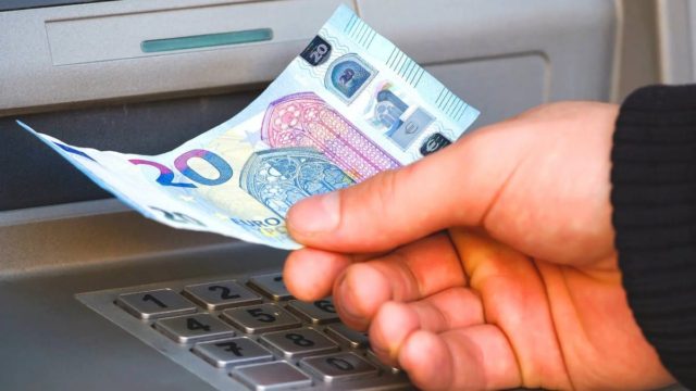 Στενάζουν τα ΑΤΜ μέχρι τα Χριστούγεννα – «Ζεστό» χρήμα από το μπαράζ επιδομάτων
