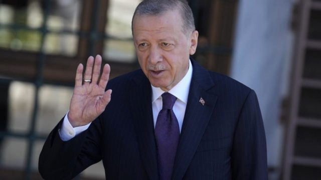 Τουρκία: Προεκλογικό σόου Ερντογάν; Απέτρεψε απόπειρα αυτοκτονίας σε γέφυρα του Βοσπόρου (photo)