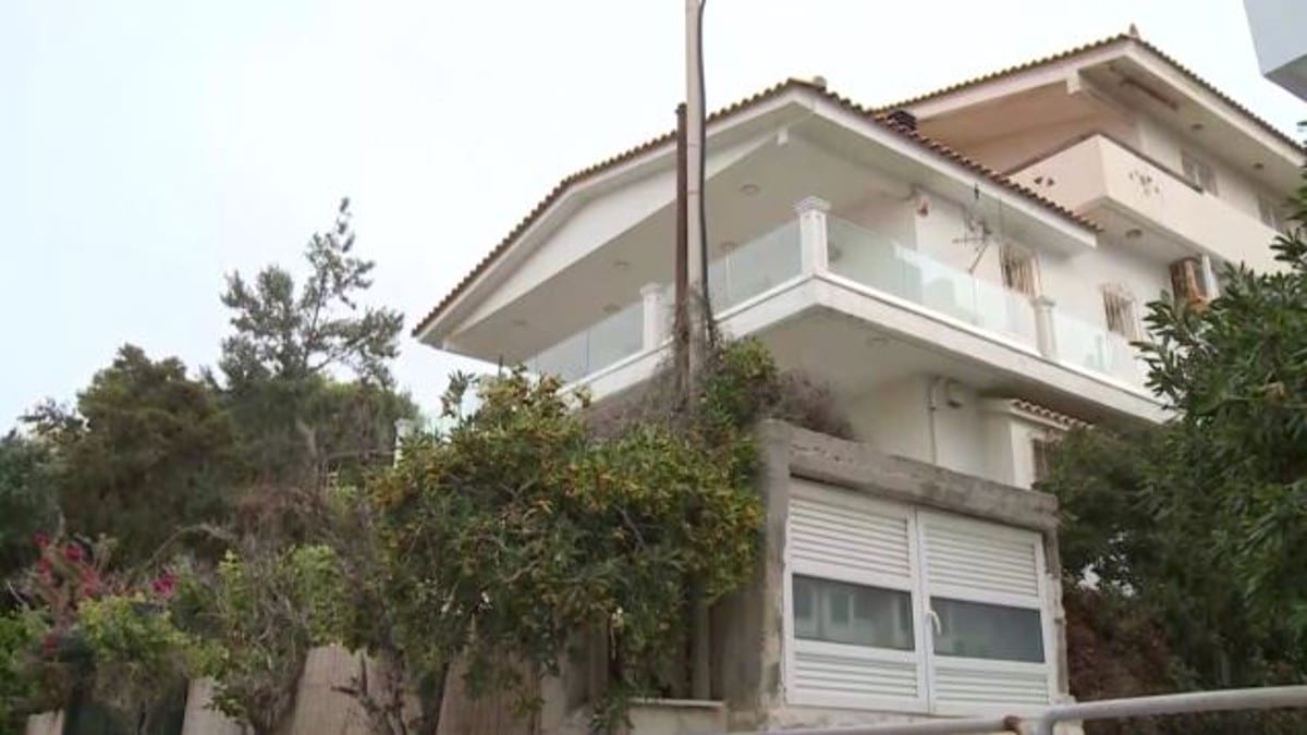 Αξίας 210.000 ευρώ: Αυτό είναι το “ταπεινό” σπίτι του πατέρα Αντωνίου και της πρεσβυτέρας (photo)