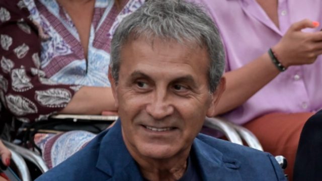 Ο πλούσιος βίος του Γιώργου Νταλάρα: Αυτό είναι το τεράστιο εξοχικό του στη Σύρο (photo)