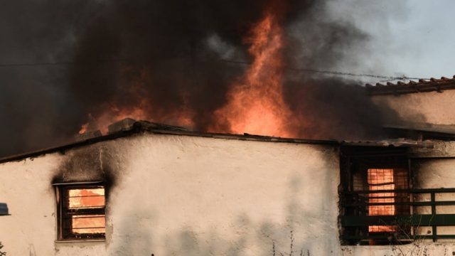 Ανείπωτη τραγωδία στον Έβρο: Νεκροί γιαγιά και παππούς μετά από φωτιά που πήρε το σπίτι τους – Κατέρρευσε η σκεπή και κάηκαν ζωντανοί