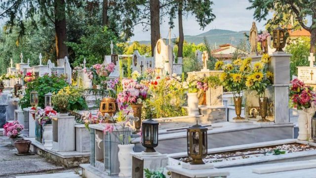 Ανατριχιαστικό περιστατικό στο Γ’ Νεκροταφείο Αθηνών: Παραβίασαν οστεοφυλάκια και πήραν τα οστά