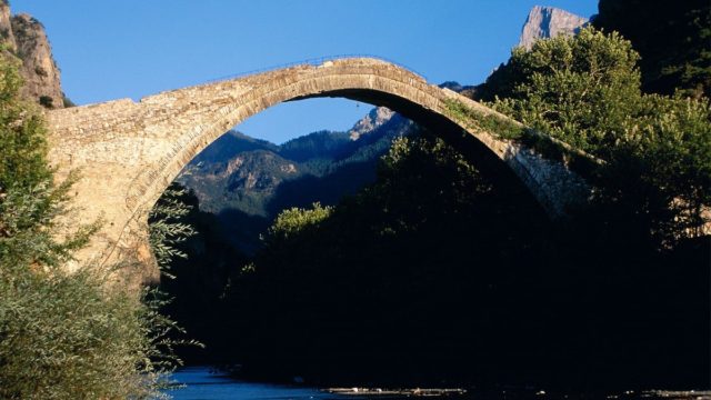 Η Φωτογραφία της Ημέρας: Το επιβλητικό γεφύρι της Κόνιτσας – Το υψηλότερο μονότοξο των Βαλκανίων!