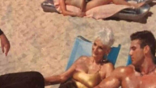 82χρονη γιαγιά βγάζει μια φωτογραφία με έναν νεαρό άντρα – Μόλις την είδαν οι δικοί της… κέρωσαν!