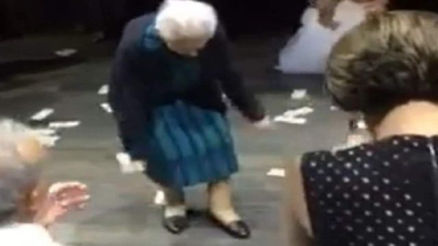 Χόρεψε το ζεϊμπέκικο της ψυχής της: Μερακλού 98χρονη γιαγιά έδωσε…ρέστα στο γάμο της εγγονής της (Video)