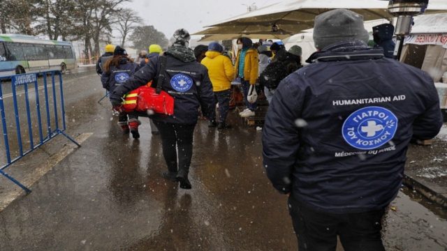 Ουκρανία: Συγκλονιστική προσπάθεια γιατρών – Εγχείρηση ανοιχτής καρδιάς στο σκοτάδι (photo)