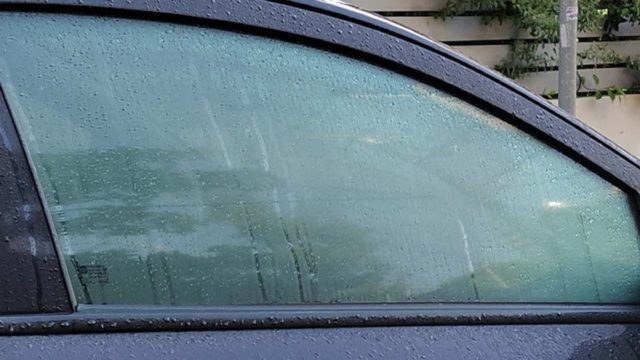 Θόλωσε το παρμπρίζ από υγρασία: Ο ζεστός ή ο κρύος αέρας δίνει πιο γρήγορα τη λύση;