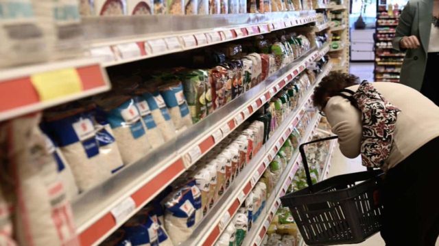 Καλάθι του νοικοκυριού: Πτώση τιμών και αυξημένη ζήτηση «βλέπει» η κυβέρνηση