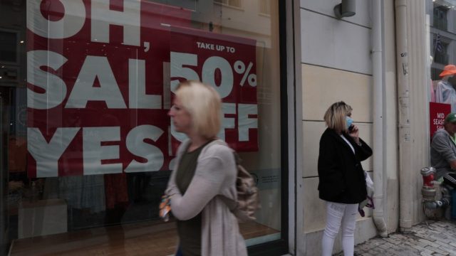 Κυριακή με ανοικτά καταστήματα: Οι ώρες που θα λειτουργήσουν και το ωράριο των Χριστουγέννων
