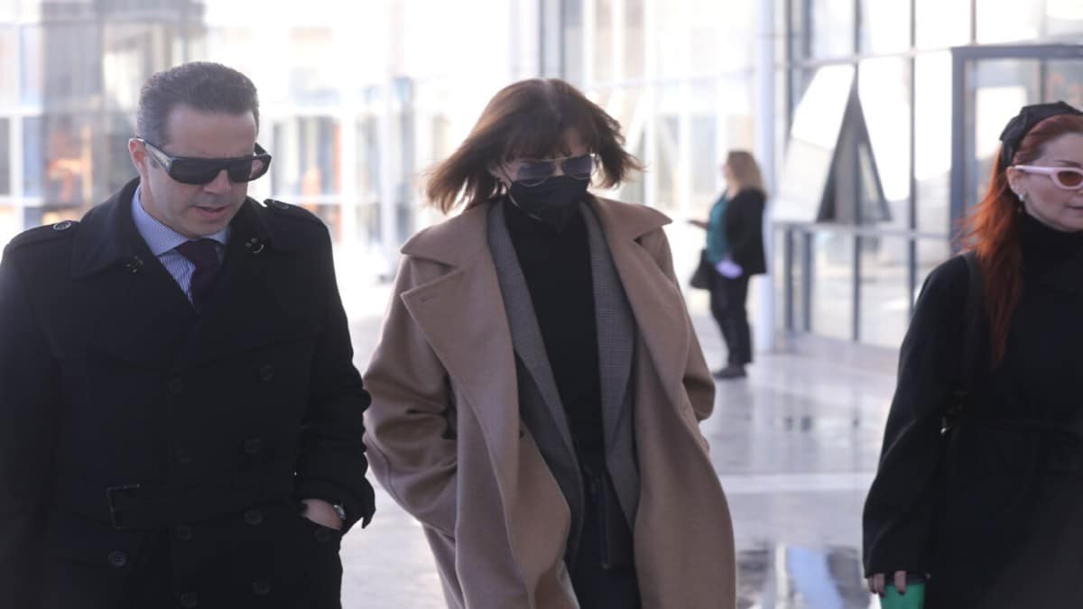 Δίκη Πέτρου Φιλιππίδη: Παρόυσες στο δικαστήριο Κάτια Δανδουλάκη και Λένα Δροσάκη (photo)