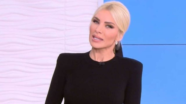 Μαυροφορεμένη η Κατερίνα Καινούργιου – Έμειναν όλοι με ανοικτό το στόμα