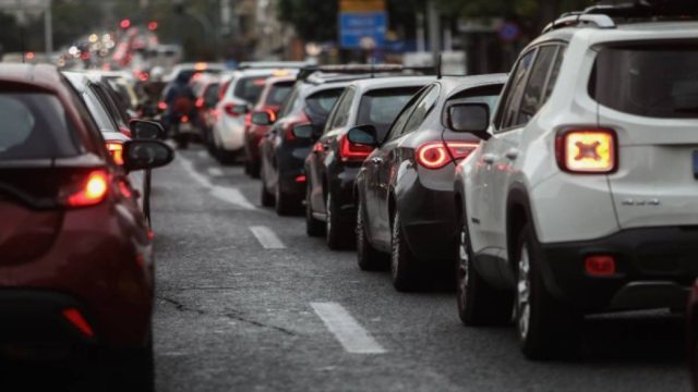 Κυκλοφοριακό κομφούζιο στους δρόμους: Μποτιλιάρισμα στον Κηφισό & καθυστερήσεις στην Αττική Οδό – Που αλλού παρατηρούνται προβλήματα (photo-video)