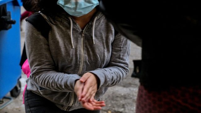 Κορωνοϊός: Επιστρέφει η μάσκα στα σχολεία; Τι φέρνουν τα αυξανόμενα κρούσματα και ο πανικός στα παιδιατρικά ιατρεία