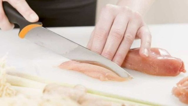 Πιέζετε το φιλέτο κοτόπουλο και κάνει «λακούβα»; Μεγάλη προσοχή γιατί σημαίνει…