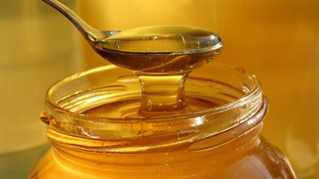 Έπεσε μέλι στα ρούχα; 3+1 τρόποι για να αφαιρέσετε τον λεκέ από το ύφασμα