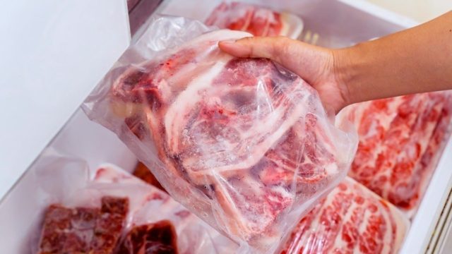 Κανένας φούρνος μικροκυμάτων: Μόνο έτσι πρέπει να ξεπαγώνετε το κρέας – Το απλό κόλπο που αγνοούμε