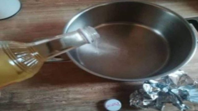 Γέμισε τον πάτο μιας κατσαρόλας με ξύδι και ξεκίνησε να την τρίβει με αλουμινόχαρτο – Το αποτέλεσμα θα σας ενθουσιάσει