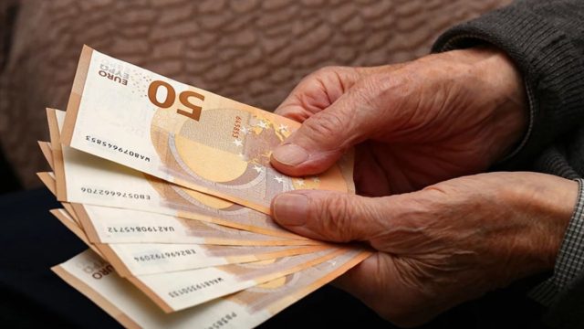 Έκτακτες αλλαγές με τις συντάξεις – Μπαράζ ανατροπών Χριστουγέννων και Πρωτοχρονιάς