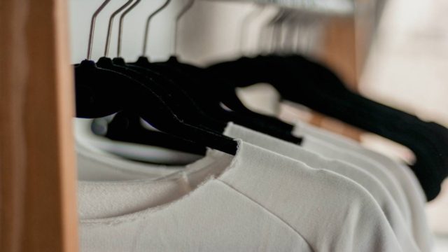 Το φυσικό κόλπο για να γίνουν τα λευκά ρούχα λευκότερα