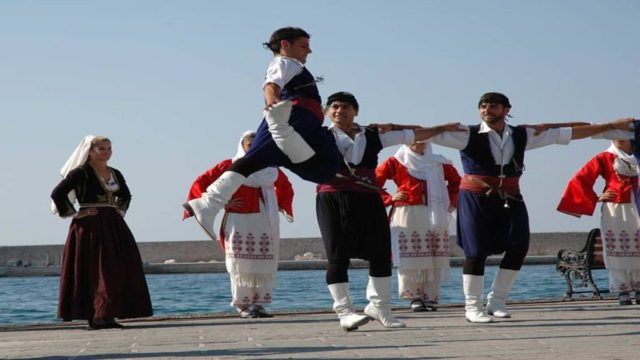 Πρώτος στον χορό ο βιολιστής Αντώνης Ματσάκης: Ο ασυναγώνιστος μαλεβιζιώτικος από τον μουσικό (video)