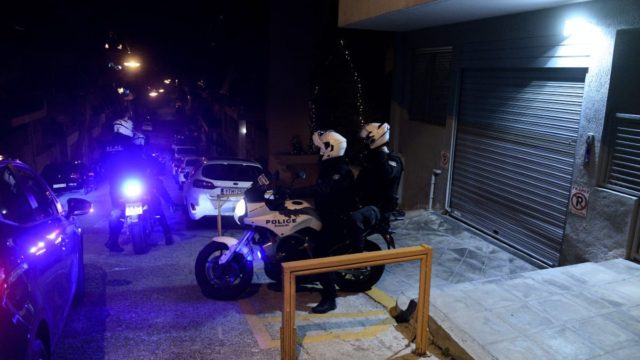 Φρίκη στη Μάνδρα: Νεκρός βρέθηκε ένας 17χρονος από σφαίρα στο κεφάλι