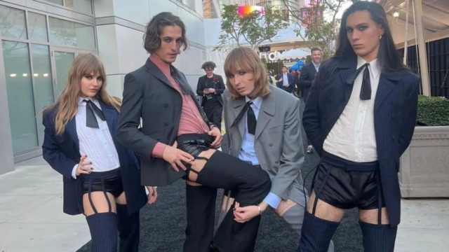 Εκκεντρική εμφάνιση των “Maneskin” με…ζαρτιέρες για να γιορτάσουν τις νίκες τους στα Αμερικανικά μουσικά Βραβεία (photo)