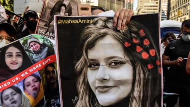Ιράν – Μαχσά Αμινί: Δημοσιογράφος πήρε συνέντευξη από τον πατέρα της αδικοχαμένης κοπέλας και ύστερα…