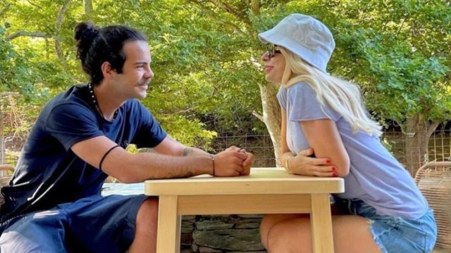 Ανήσυχη η Ελένη Μενεγάκη: Ποιά άγνωστη αρρώστια ταλαιπωρούσε τον γιο της, Άγγελο, και τι σημάδια είχε στο σώμα του…