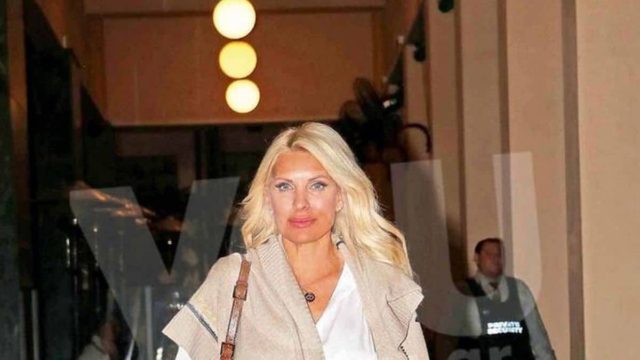 Ολομόναχη στο θέατρο η Ελένη Μενεγάκη: Όλοι κοιτούσαν αυτό που επέλεξε να φορέσει!