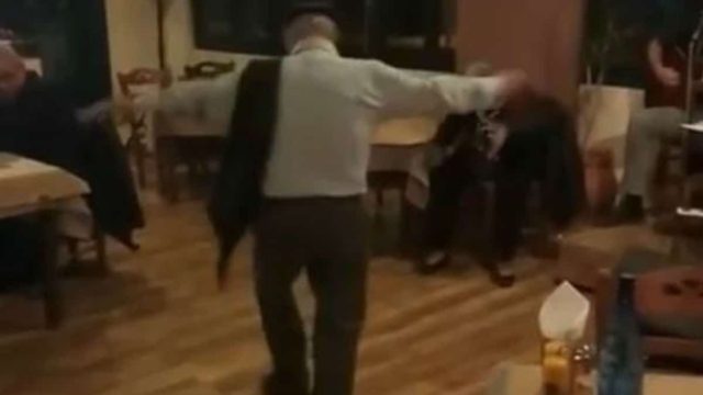 Σωστός μάγκας: Μερακλής χορεύει λεβέντικο ζεϊμπέκικο από άλλες εποχές (Video)