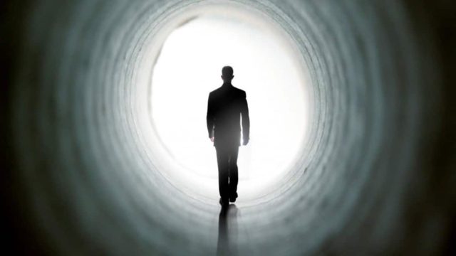 Πώς περιγράφουν τις επιθανάτιες εμπειρίες τους οι άνθρωποι που επιβίωσαν από ανακοπή καρδιάς;