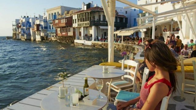 Τελευταία η Μύκονος: Το ελληνικό νησί που βούλιαξε από τουρίστες τον Οκτώβρη