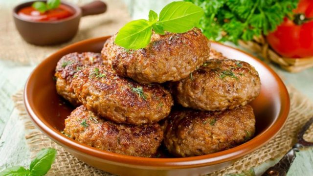 Η απόλυτη συνταγή για αφράτα μπιφτέκια γαλοπούλας με το συστατικό “κλειδί” που θα το απογειώσει
