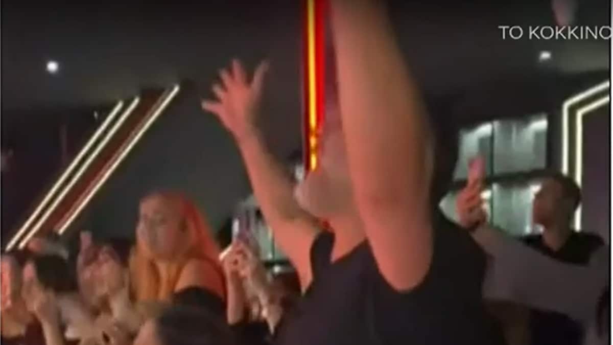 Όλοι κοίταζαν τον Βασίλη Μπισμπίκη: Ξεσάλωσε στο πλευρό της Δέσποινας Βανδή ο ηθοποιός