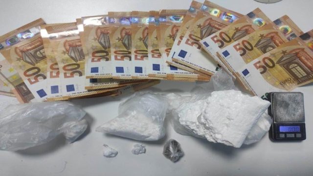 Επιχείρηση ”έφοδος”: Συλλήψεις της Ελληνικής Αστυνομίας για ναρκωτικά στην Αττική