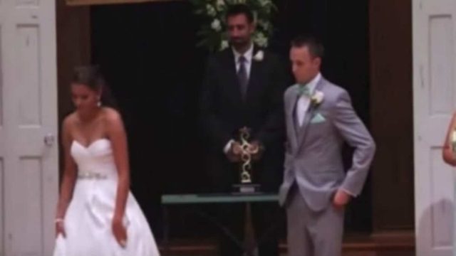 Νύφη απομακρύνεται από τον γαμπρό και αυτός μένει «στήλη άλατος» – Παρατηρήστε τα χέρια της (Video)