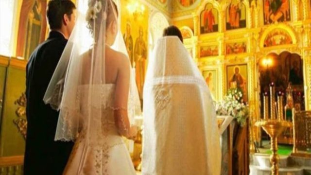 Κι όμως έγινε: Νύφη άργησε 45 λεπτά στο γάμο της και… ο παπάς μας άφησε άναυδους με αυτό που έκανε!
