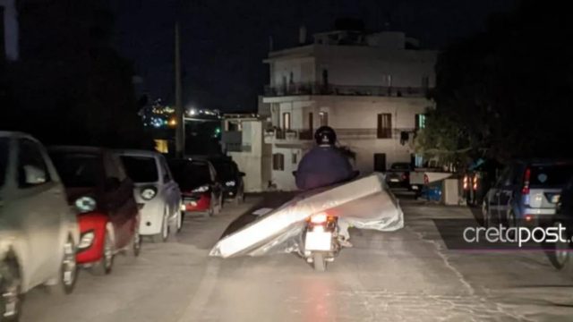“Με ξεπερνάει”: Οδηγός μετέφερε διπλό στρώμα με… μηχανάκι! (video)