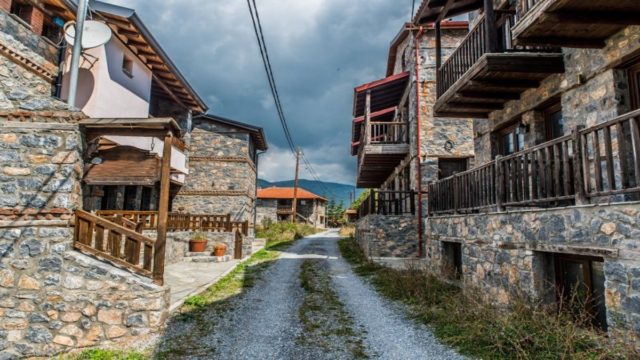 Παλαιός Άγιος Αθανάσιος: Το πιο γραφικό χωριό με την αλπική ομορφιά – Μια ανάσα από πασίγνωστο χιονοδρομικό της Ελλάδας!