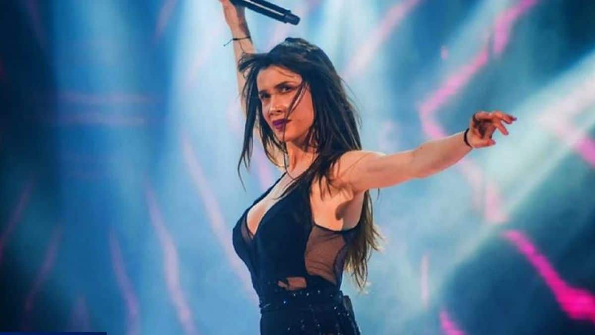«Απαράδεκτη» η Πάολα – Στα μπουζούκια με πέδιλο και άσπρες κάλτσες (ΦΩΤΟ)