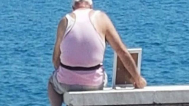 72χρονος παππούς κάθεται κάθε μέρα με μια κορνίζα στη θάλασσα… – Ο λόγος ραγίζει καρδιές