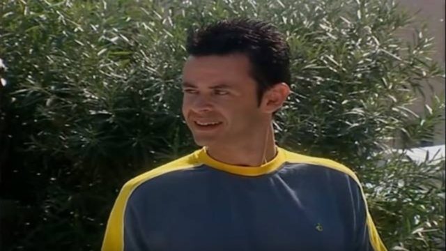 Θυμάστε τον “Τίμο”, τον σερβιτόρο στο “Παρά Πέντε”; Έχει παίξει στις “Άγριες Μέλισσες” τον…