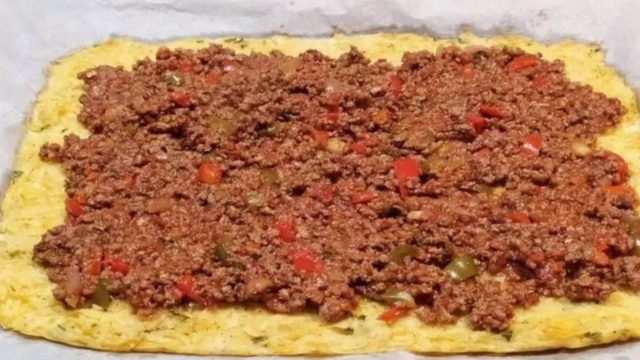 Ανοίγει ρολό πατάτας και απλώνει πάνω κιμά: Λίγα λεπτά μετά ζει το απόλυτο όνειρο