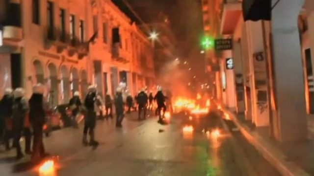 Επεισόδια στην Πάτρα: «Βροχή» από μολότοφ στο κέντρο της πόλης μετά την πορεία για το Πολυτεχνείο – Φωτιά σε πολυκατοικία