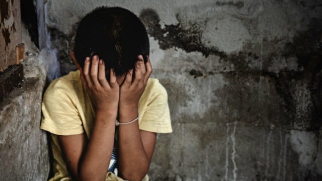 Η απόλυτη φρίκη στα Πετράλωνα: Το πάρτι οργίων του πατέρα με θύματα τα παιδιά του – Ο λογοτέχνης που τα έσωσε από τον εφιάλτη