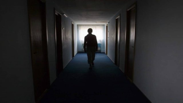 Φρίκη στα Πετράλωνα: «Ο πατέρας διοργάνωνανε πάρτυ στα οποία βίαζε τον ανήλικο γιο του & η μητέρα ήταν μπροστά!» – Ανατριχίλα από τις αποκαλύψεις (Video)