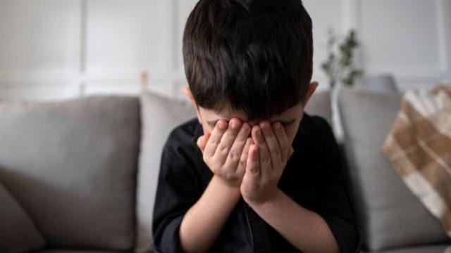 Πετράλωνα: Όσα λέει η γυναίκα που μαζί με τον συγγραφέα έφεραν στο φως τη φρίκη που πέρναγαν τα αδέρφια